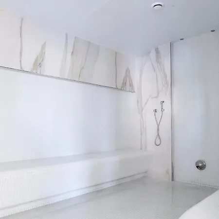 Sunny Days Pool & Spa Mamaia Nord Apartment