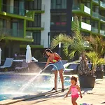 Sunny Days Pool & Mamaia Nord 3*