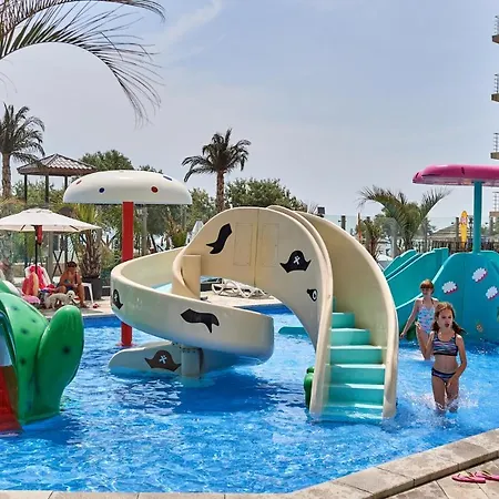 Sunny Days Pool & Mamaia Nord 3*